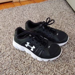 Boys size 2.5 Under Armour Tennis shoes